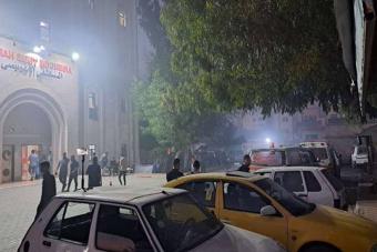 بالفيديو والصّور - قصف بوّابات ومحيط المستشفى الإندونيسي وقطع الكهرباء بشكلٍ كامل عنه