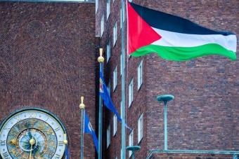 بالصور: رفع العلم الفلسطيني أمام مقرّ بلدية أوسلو