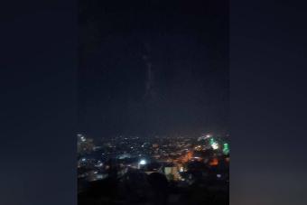 بالفيديو - إنفجاراتٌ تهزّ دمشق.. والدّفاعات الجويّة تتصدى لأهداف إسرائيليّة