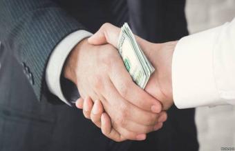 بعد انخفاضه... الدولار يلامس مجدّداً عتبة الـ10 آلاف ليرة