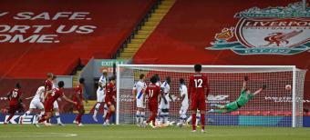 ليفربول يفوز وينتظر "هدية" من تشلسي اليوم ليتوّج