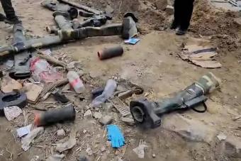 بالفيديو: فلسطينيون يعيدون دفن جثامين تم نبشها في مقبرة حي التفاح في غزة