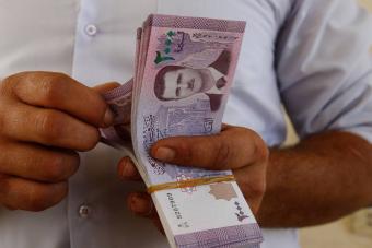 الليرة السورية تهوي أكثر بعد مراسيم احتكار النظام للقَطْع الأجنبي