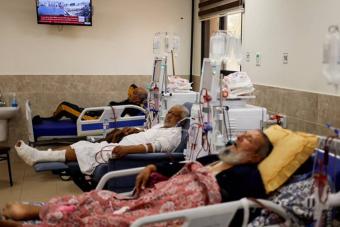 "الصحة العالميّة" أخرجت 32 مريضاً من مستشفى ناصر المحاصر في قطاع غزة