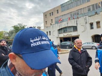 وقفة احتجاجية لشرطة بلدية صيدا مطالبين بتحسين اوضاعهم المعيشية