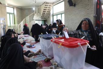 بدء عمليات فرز الأصوات في إيران مع توقع نسبة مشاركة ضعيفة