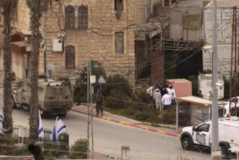 بالفيديو والصّور: مقتل فلسطينيّ برصاص الجيش الإسرائيلي بالبلدة القديمة في الخليل