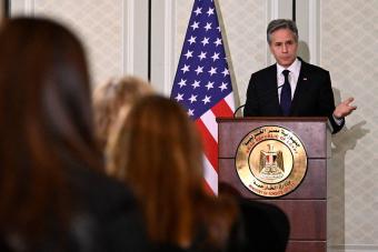 بلينكن خلال مؤتمر صحافي مشترك مع شكري، عقب اجتماع بين كبير الديبلوماسيين الأميركيين والمبعوثين العرب في القاهرة، 21 آذار 2024. (وكالة الصحافة الفرنسية)