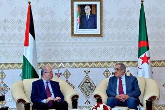 بالفيديو - رئيس الوزراء الفلسطينيّ يصل إلى الجزائر في زيارة رسميّة تستمرّ يومَين