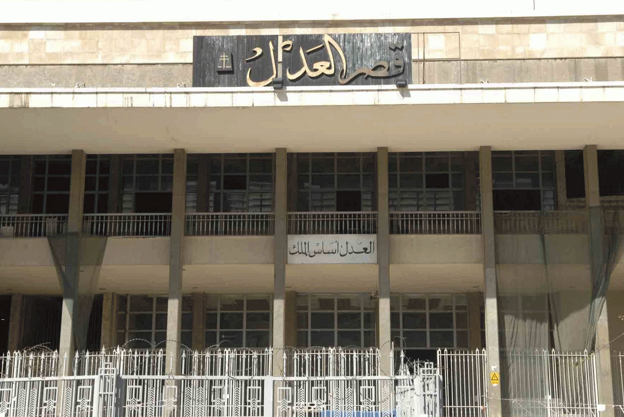 وقفة احتجاجية لمودعين ومحامين أمام قصر عدل بيروت