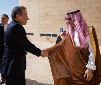 بن فرحان خلال استقباله عراقجي في الرياض أمس (رويترز)