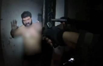 بالصورة: لحظة استسلام قائد عيتا الشعب في "حزب الله"