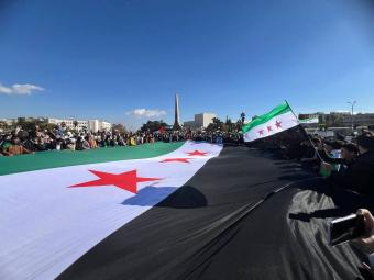 علم الثورة العملاق في ساحة الأمويين (مواقع التواصل الاجتماعي)