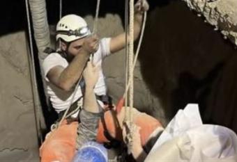 سقط في حفرة عميقة... إنقاذ عامل بِمعامل الإسمنت في شكّا