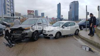 بالصور: حادث سير على جسر النقاش بسبب الأمطار