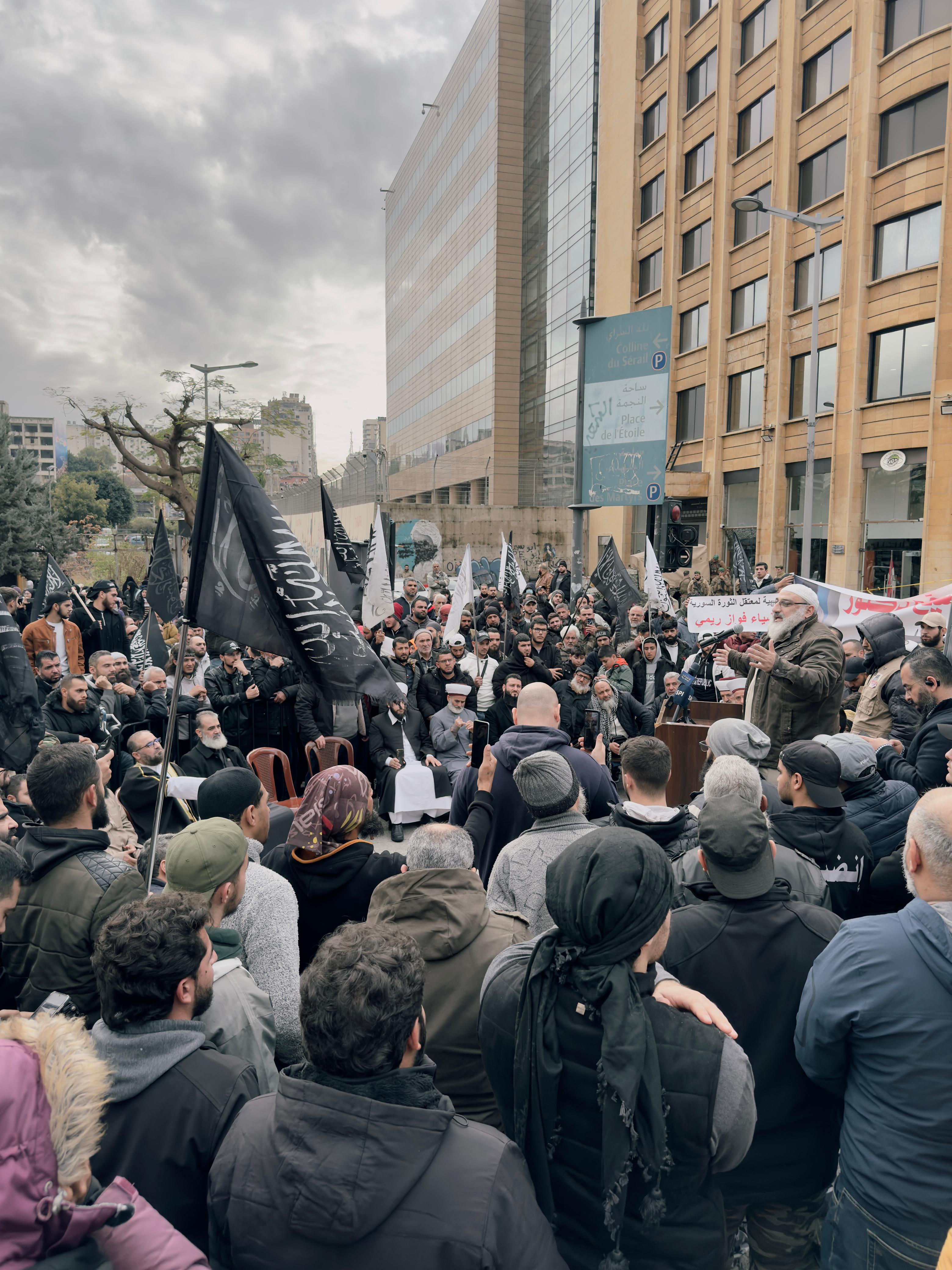 بالفيديو والصور: امتعاض أهالي الموقوفين الإسلاميين من حزب التحرير لرفعه الرايات السوداء!
