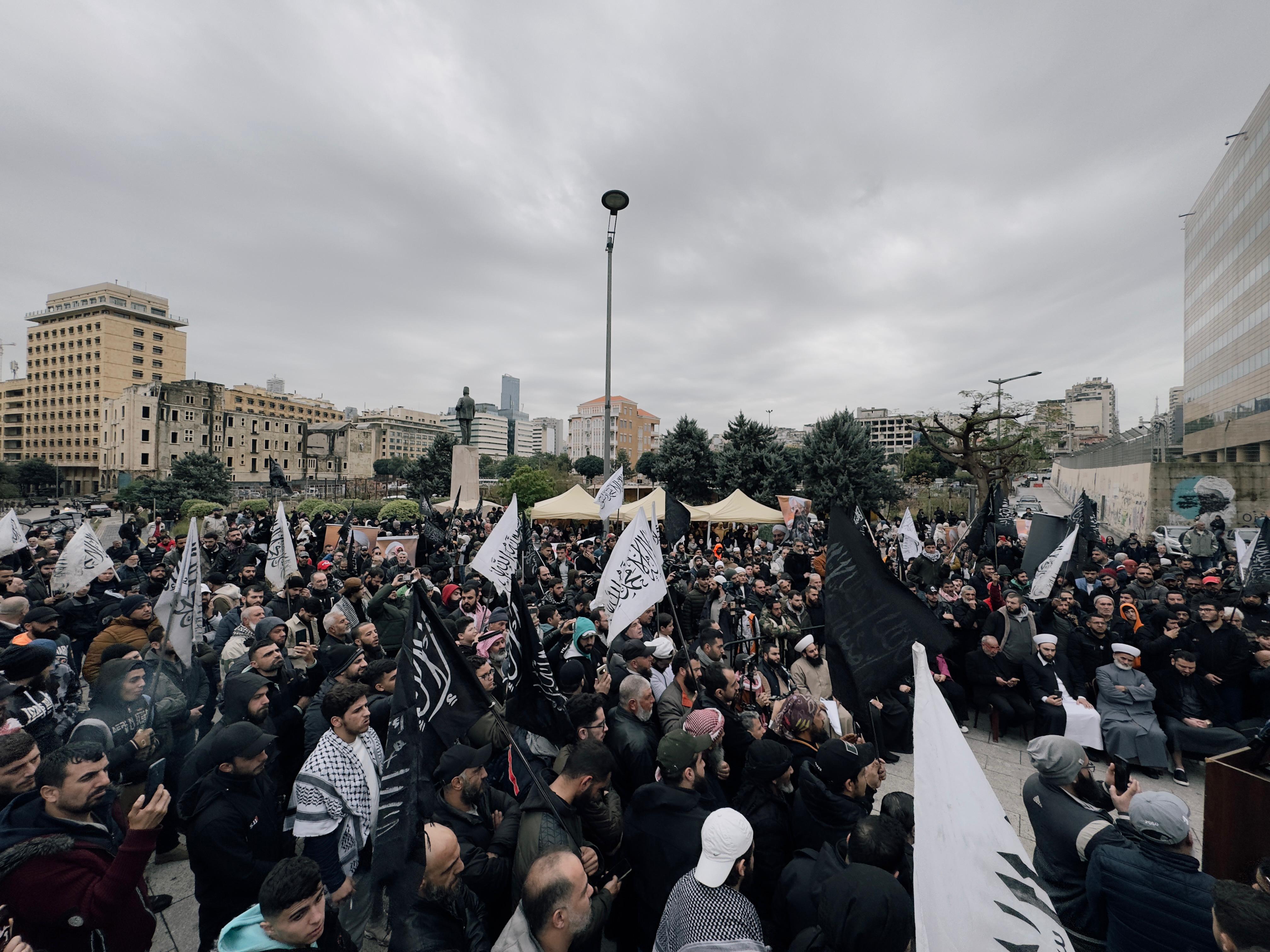 بالفيديو والصور: امتعاض أهالي الموقوفين الإسلاميين من حزب التحرير لرفعه الرايات السوداء!