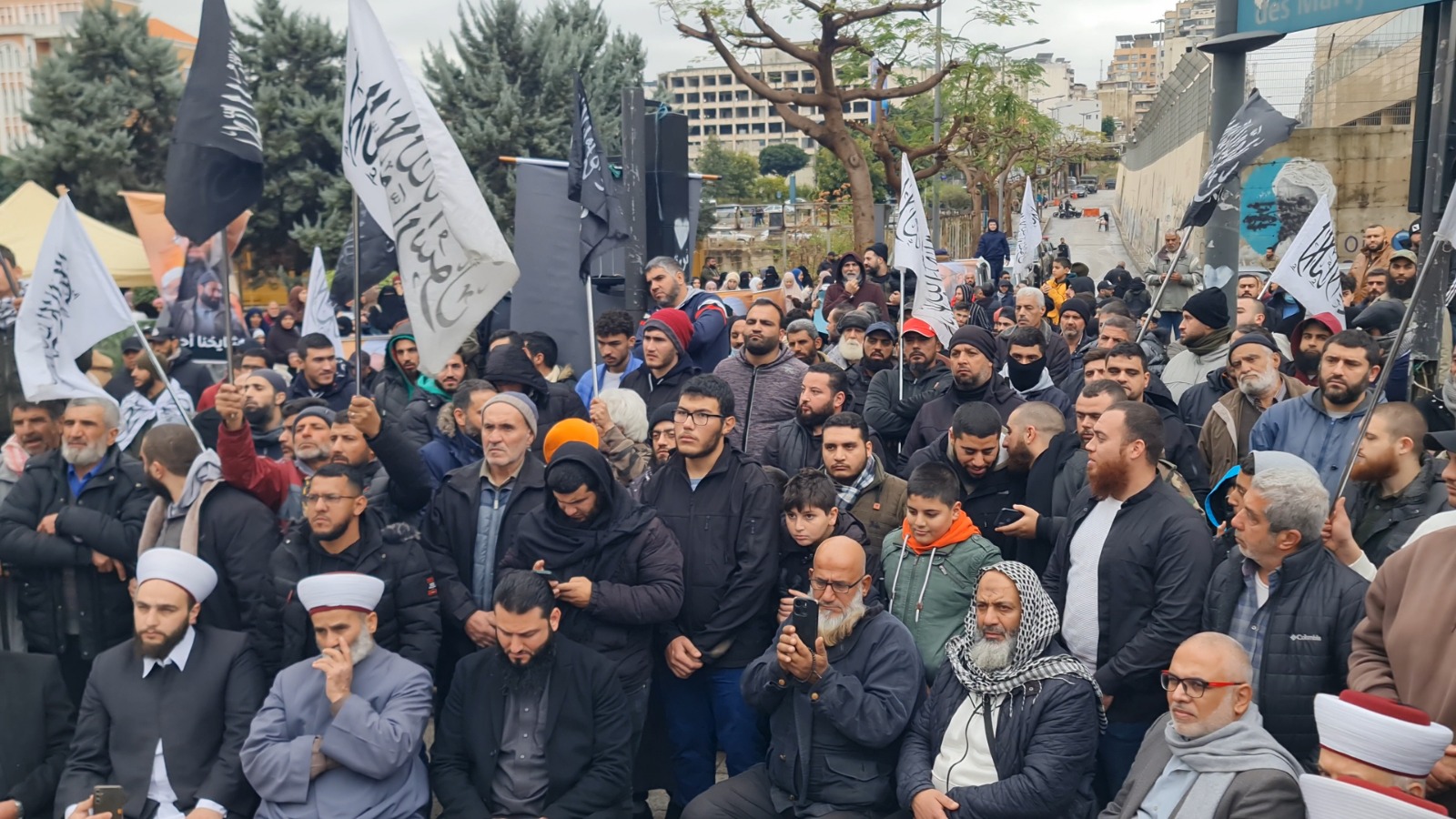 بالفيديو والصور: امتعاض أهالي الموقوفين الإسلاميين من حزب التحرير لرفعه الرايات السوداء!