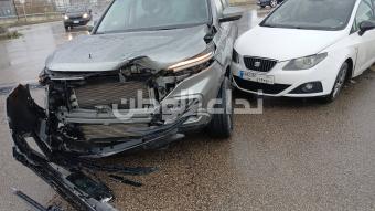 بالصور: حادث سير على جسر النقاش بسبب الأمطار