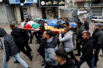 إسرائيل تقتل عدداً من الفلسطينيين في مخيم للاجئين بالضفة الغربية