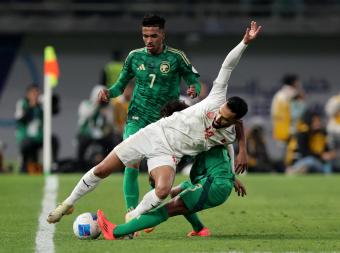 حامل اللقب يبحث عن البقاء... والسعودية ترفض سيناريو الإقصاء المبكر