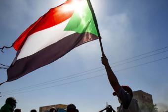 وصول أول قافلة مساعدات إلى جنوب الخرطوم منذ بدء النزاع في السودان
