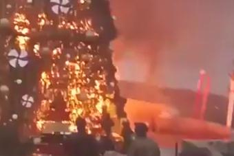 بالفيديو: احراق شجرة العيد في حماة