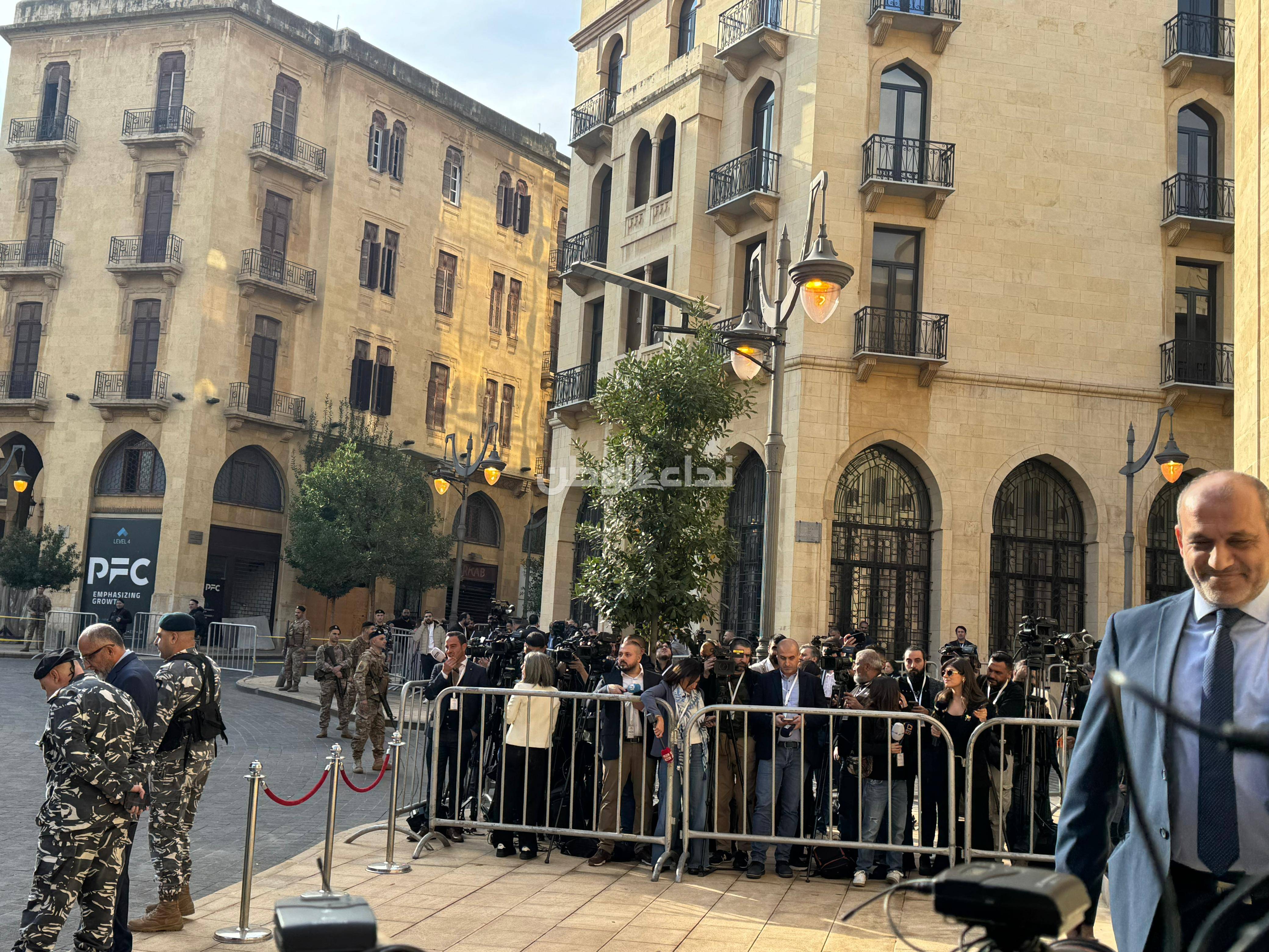 بالصور: إجراءات أمنية مشددة على مداخل البرلمان