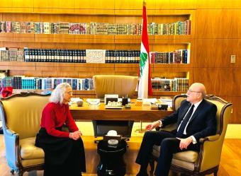 والدة اوستن تايس في بيروت طلبا للمساعدة