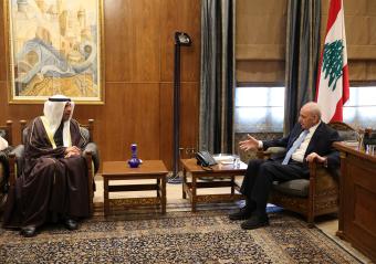 الرئيس نبيه بري يستقبل وزير خارجية الكويت وأمين عام مجلس التعاون الخليجي (رويترز)