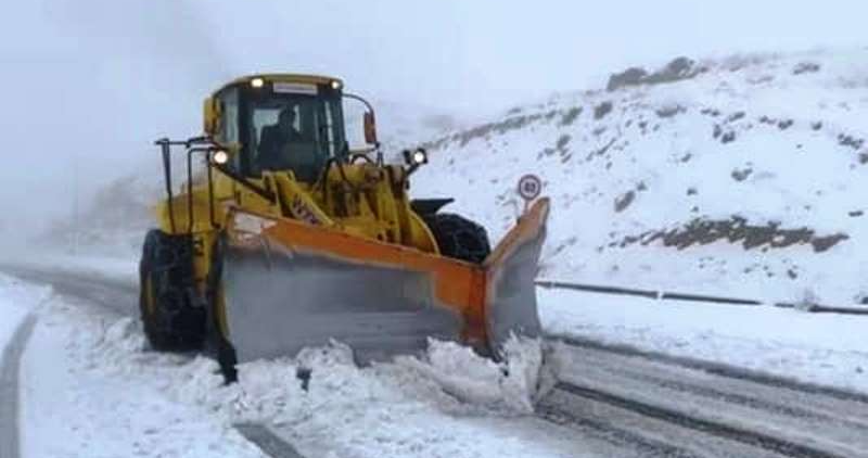بالفيديو والصور - الزائر الأبيض يقطع الطرقات... والثلج يلامس الـ 900 متر في زحلة