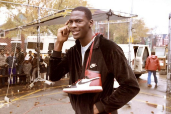 بعد أربعين عاماً: كيف غيّر حظر حذاء Air Jordan 1 تاريخ الأحذية الرّياضيّة