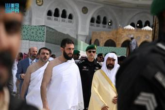 الشرع يحج في مكة ويحلّ ضيفاً في أنقرة