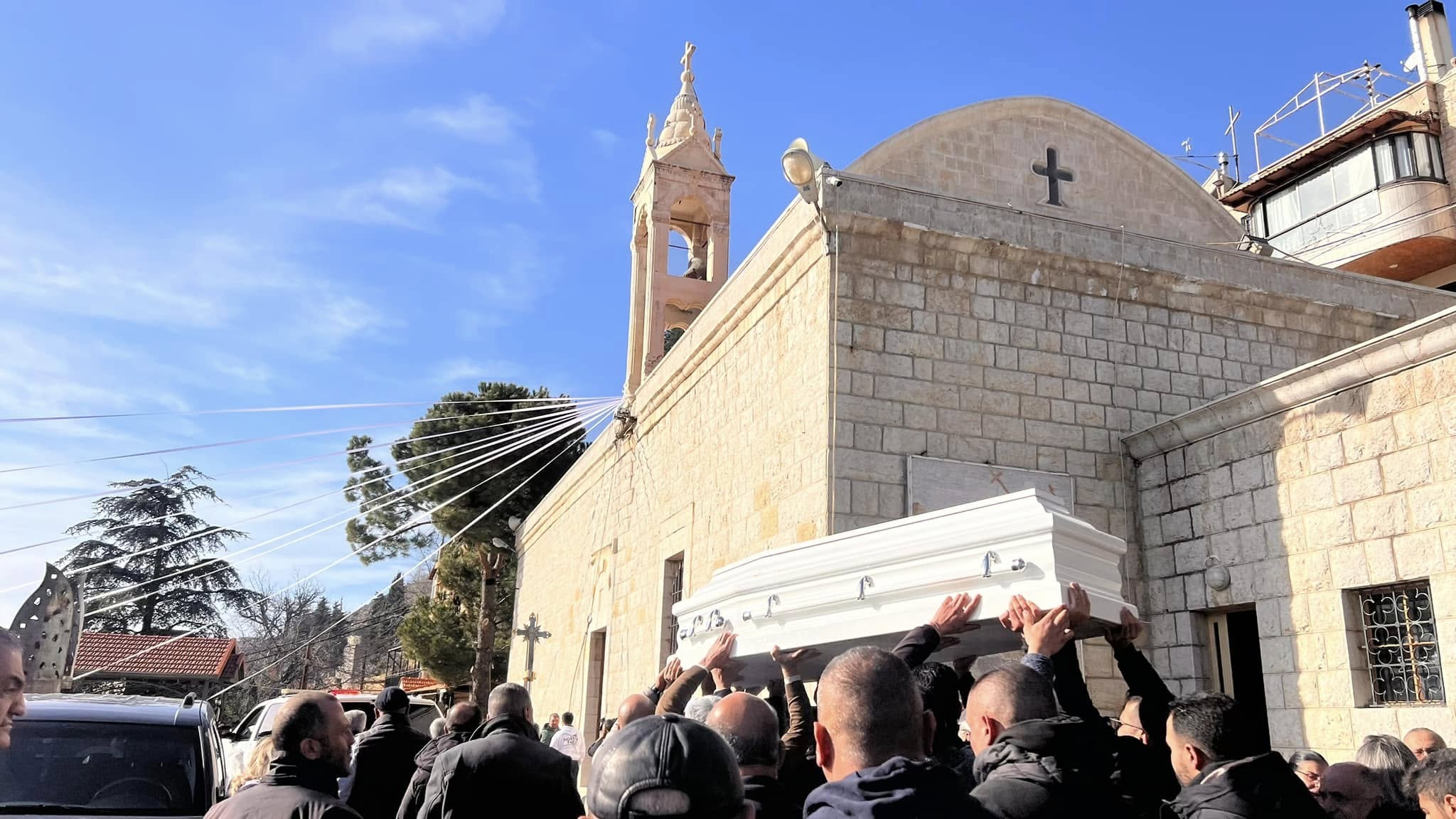 بالفيديو والصور فاريا تودع ابنها الشاب خليل خليل