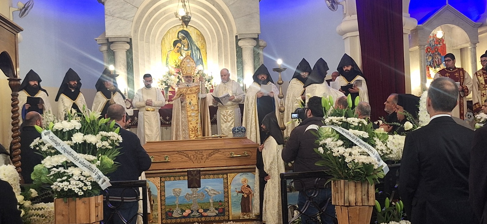 بالصور: الصمت أقوى من الكلام في وداع الأرشمندريت أنانيا كوجانيان