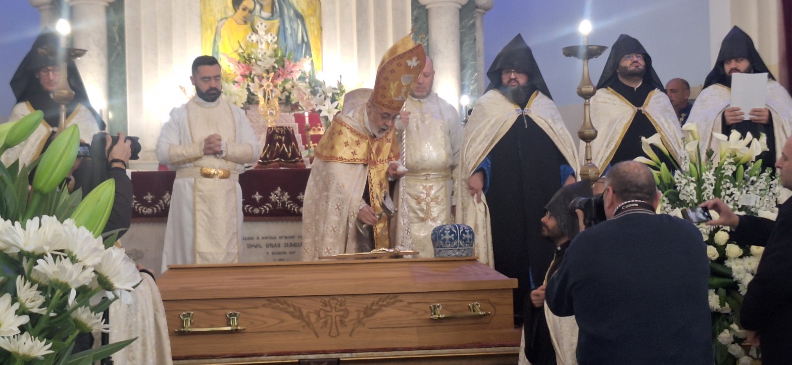 بالصور: الصمت أقوى من الكلام في وداع الأرشمندريت أنانيا كوجانيان