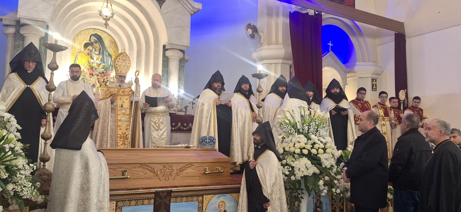 بالصور: الصمت أقوى من الكلام في وداع الأرشمندريت أنانيا كوجانيان