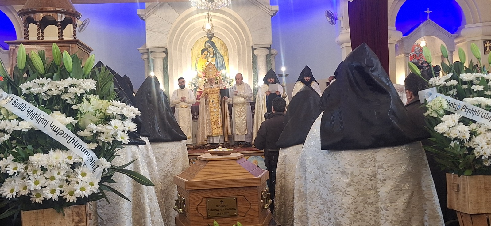 بالصور: الصمت أقوى من الكلام في وداع الأرشمندريت أنانيا كوجانيان
