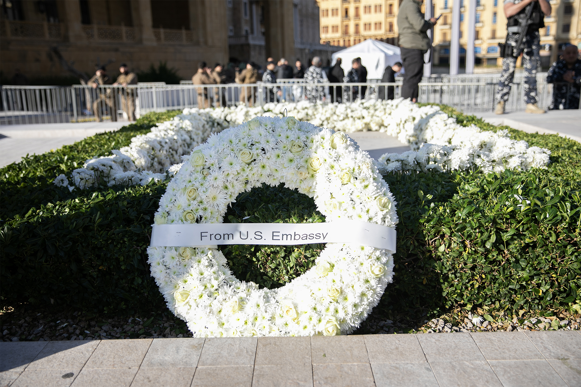 السفيرة جونسون تكرم ذكرى رفيق الحريري في بيروت