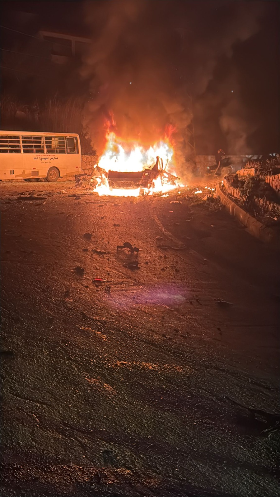 بالصور - غارة إسرائيلية على سيارة في اللويزة