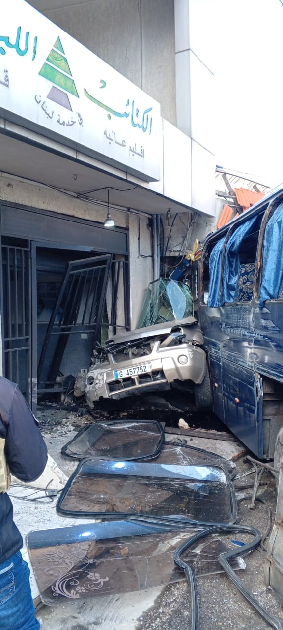 بالصور: باص يجتاح إقليم عاليه الكتائبي