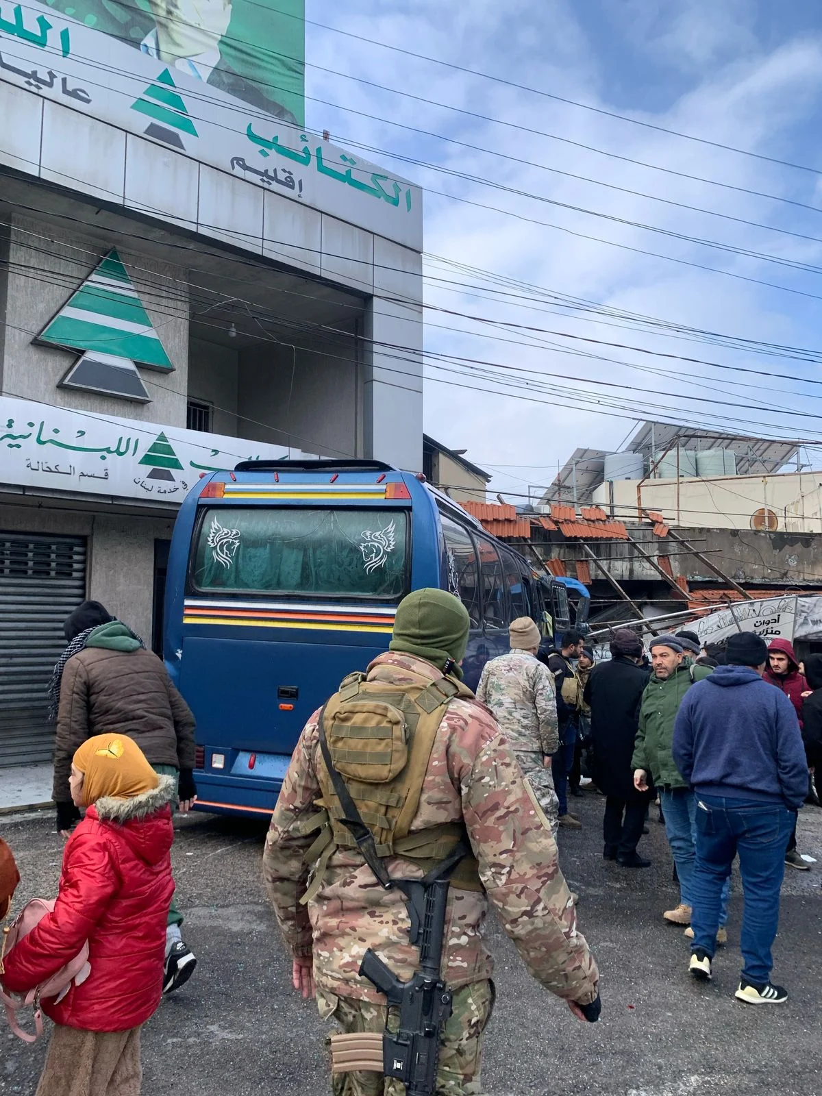 بالصور: باص يجتاح إقليم عاليه الكتائبي