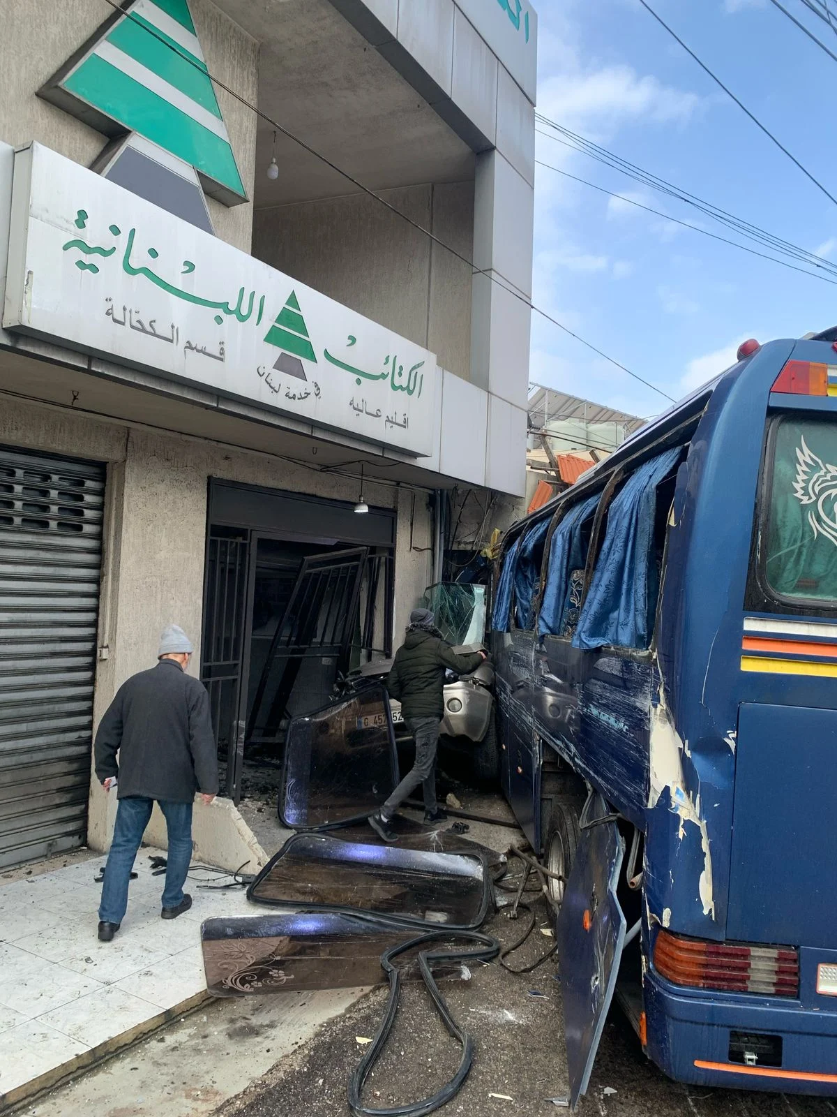 بالصور: باص يجتاح إقليم عاليه الكتائبي