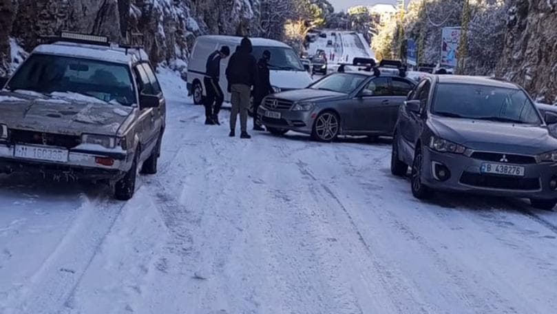 بالصور: انزلاق السيارات على طريق عجلتون بسبب الجليد