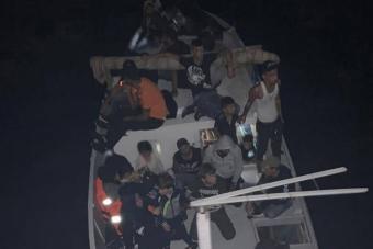 إحباط عملية تهريب 37 شخصاً عبر البحر