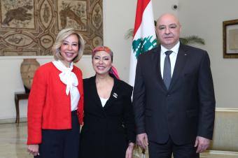 بالفيديو والصور - الرئيس عون واللبنانية الأولى يكرّمان الإعلامية هدى شديد