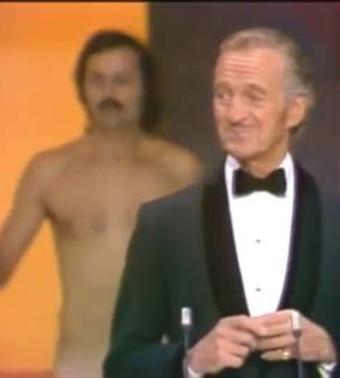 رجل عارٍ موديل 1974