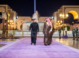 بالفيديو والصور - بن سلمان يبحث في تطوّرات الأزمة الأوكرانية مع زيلينسكي في جدّة