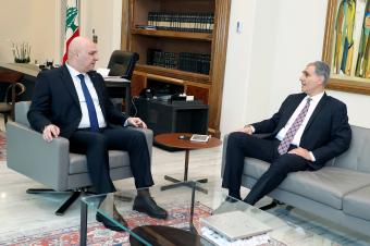 الرئيس جوزاف عون ورئيس محكمة التمييز العسكرية القاضي جون قزي