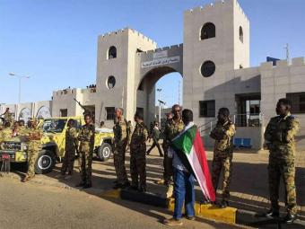 الجيش السوداني يسيطر على القصر الرئاسي والوزارات في الخرطوم